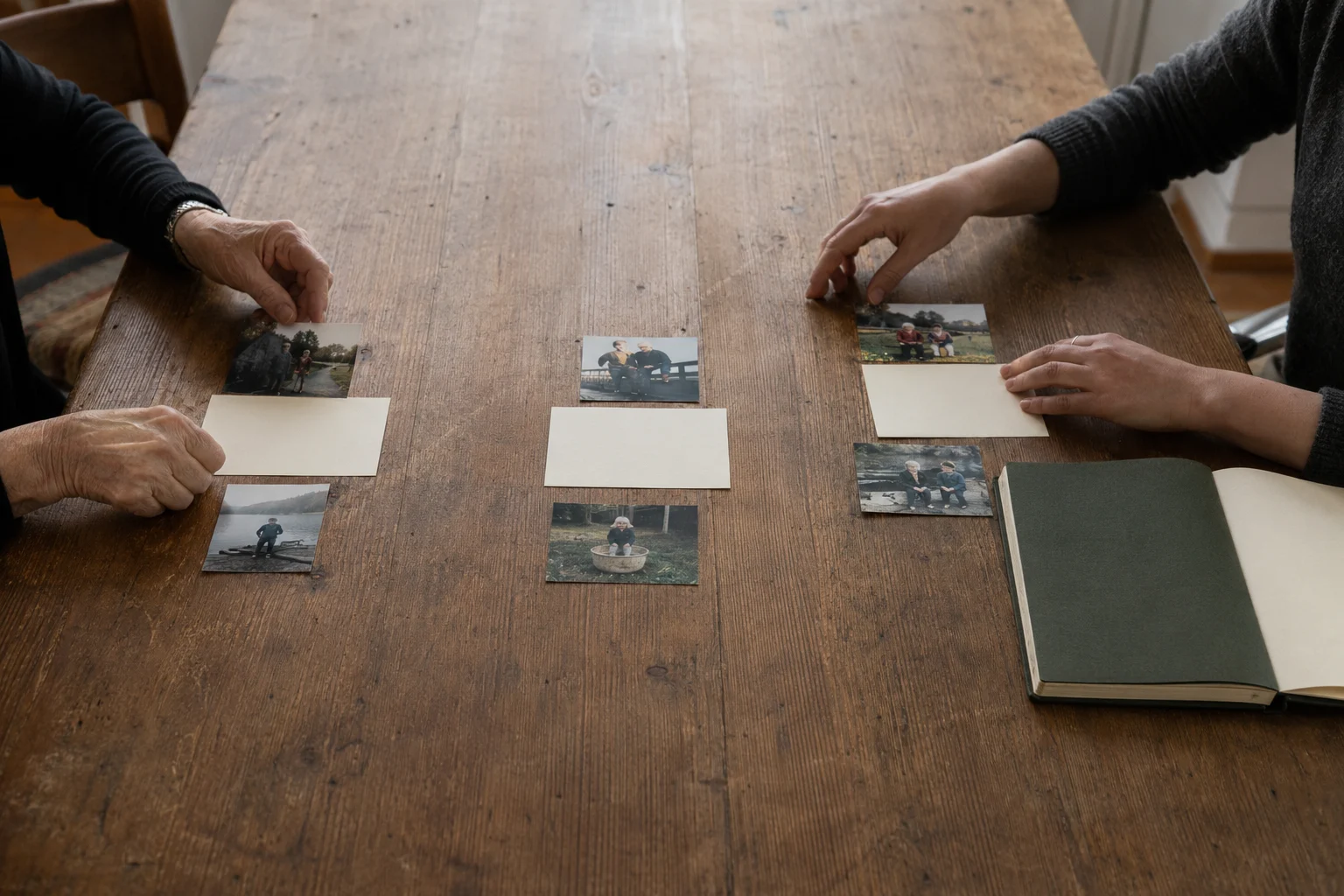 Zwei Generationen ordnen Fotos und Notizen zu möglichen Kapiteln einer Lebensgeschichte